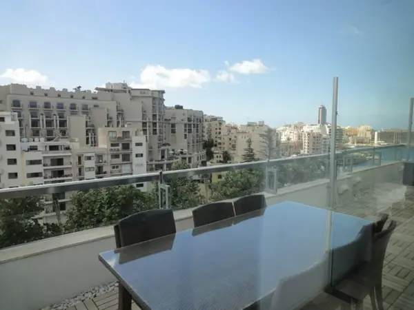Lovely 2 Bedroom Penthouse Over Looking Balluta Bay