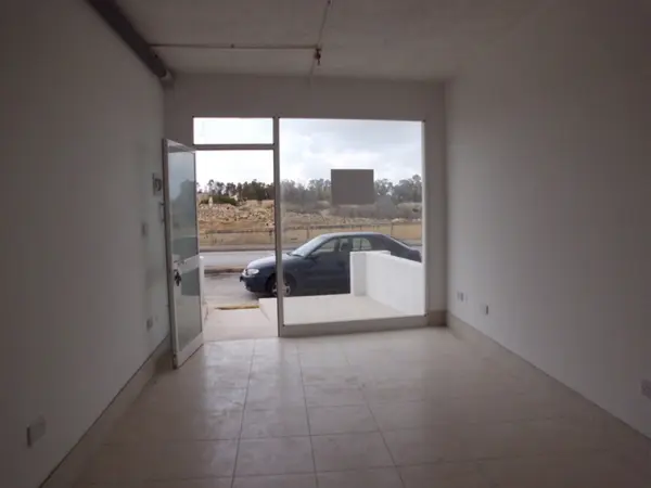Ground floor office/shop in Naxxar