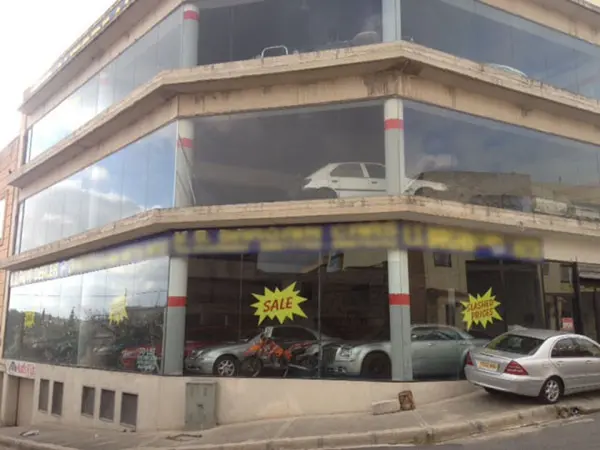1000 sq.m showroom in Qormi