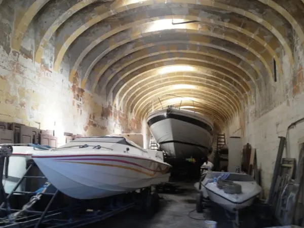 300 sq m warehouse in Marsa for rent