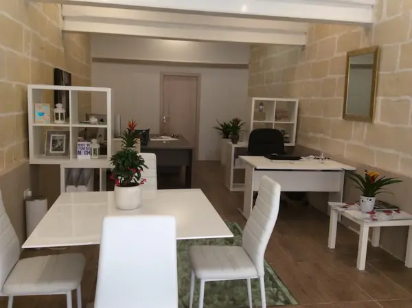 Class 4 shop/office to let in Sliema