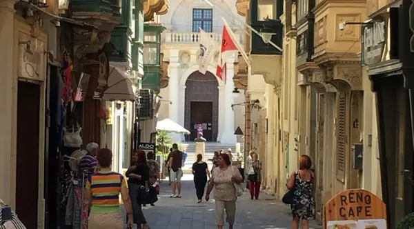 Retail Shops for rent: Commercial Building in Valletta