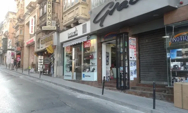 Shop to let on Sliema Seafront