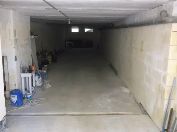 8 car garage in Marsascala for rent
