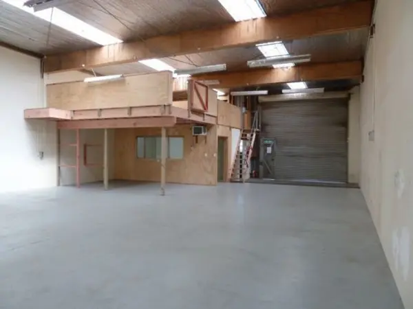 Warehouse on two floors measuring 360sqm In Handaq for rent in Industrial estate