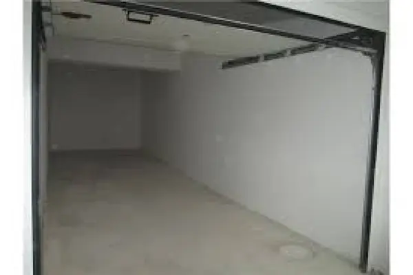 4 car garage to let in Msida