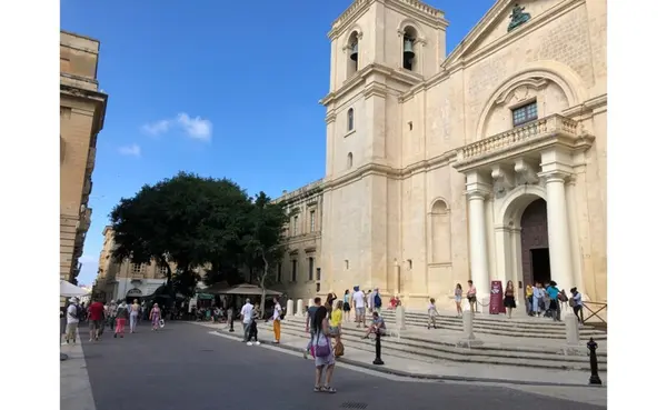 Office to let in Valletta: Beautiful Office Consisting of 325 sqm situated close to St Johns Cathedral Valletta ! Value for Money