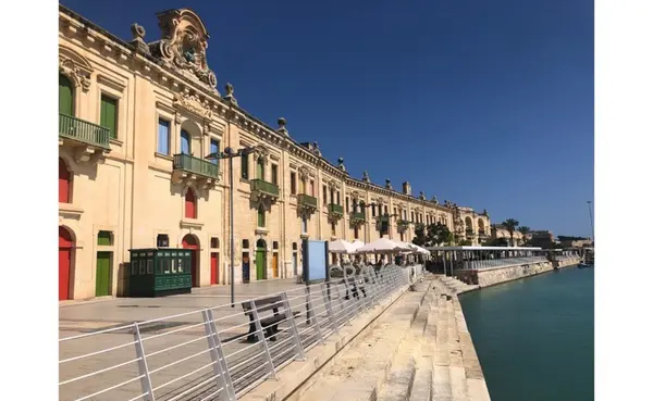 Office to let Malta: 500sqm Commercial premises with Open plan lay-out that over the Looks the Harbor !