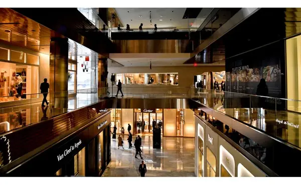 Shop to let in Malta: Shop for rent in the best street of Valletta on Republic Street