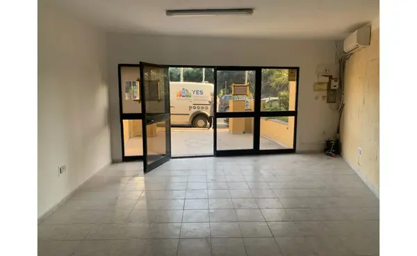 Class 4 shop / Office In Qawra for rent