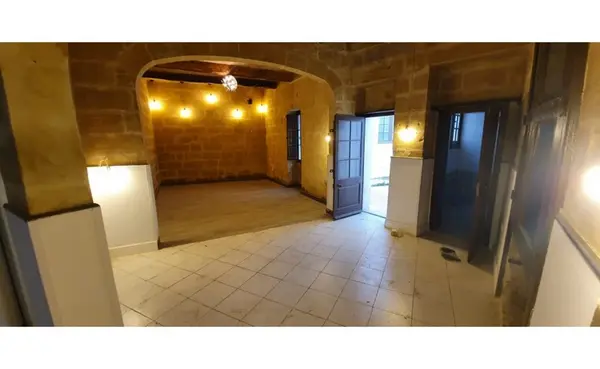 Malta real estate: 220sqm Shop in Mosta to let