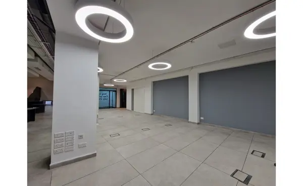 Good Sized office / Commercial Outlet for Rent in Paceville 240 SQM