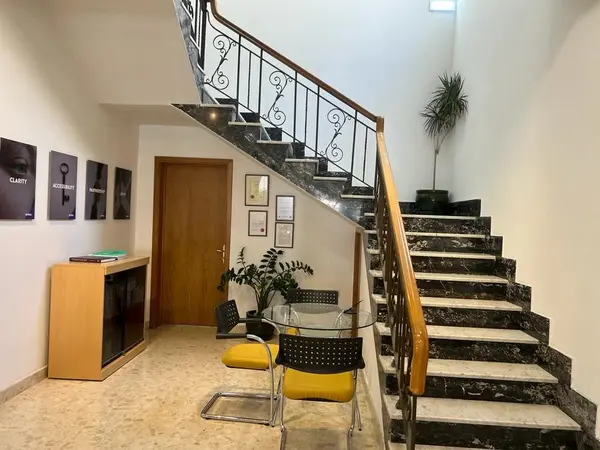 Commercial Villa for Rent in Ta'Xbiex - Spacious and Furnished