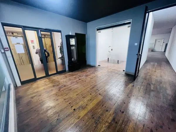 Showroom/office on a busy road in Marsa