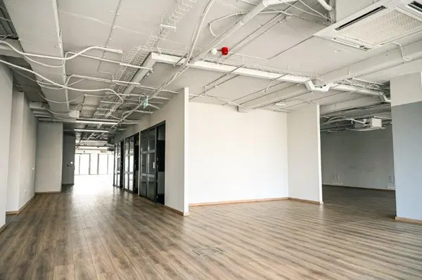 Complete 6th Floor: 755 sqm Office Space