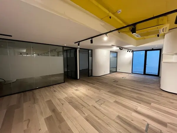 Office to let with an area of 235sqm