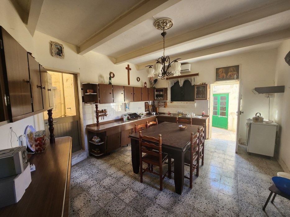 Large townhouse for sale in Ghajnsielem, Gozo