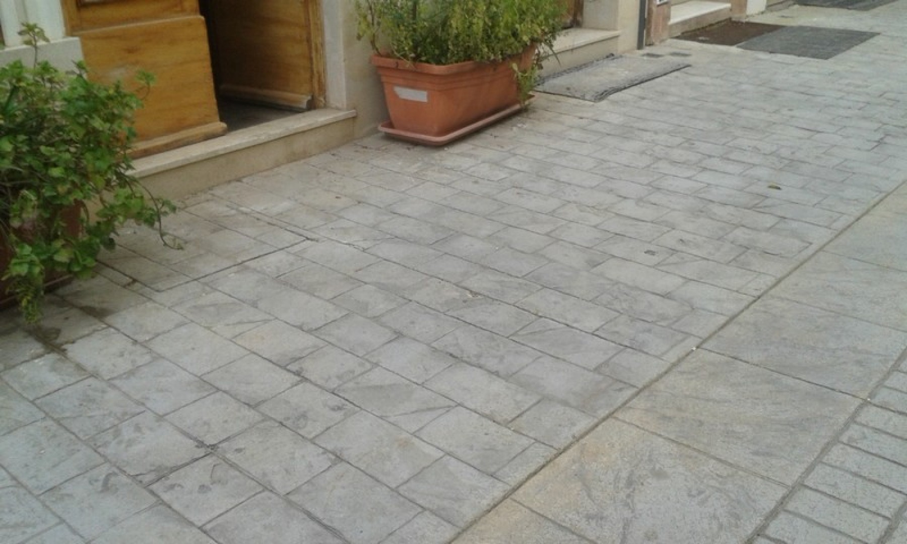 Fully equipped 150 square metre Cafetera Wine-Bar and Restaurant to let in Rabat with terrace