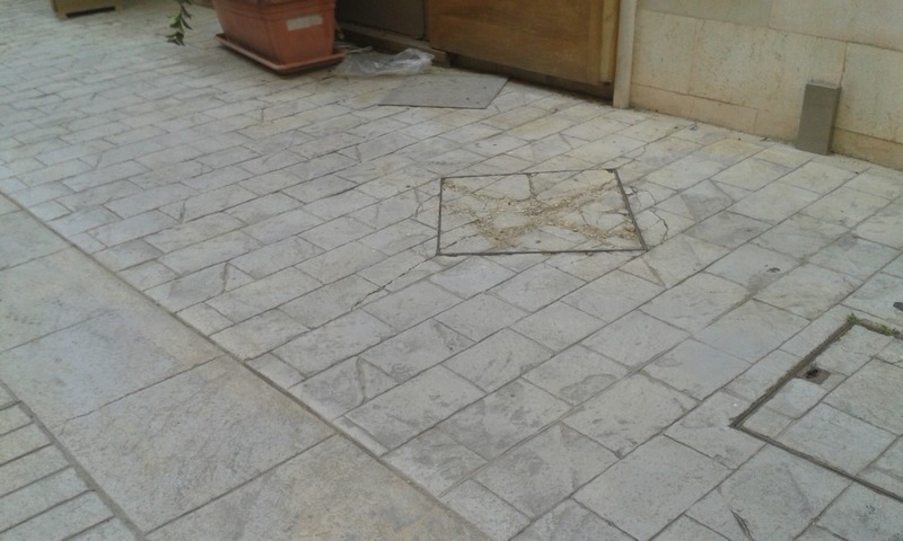 Fully equipped 150 square metre Cafetera Wine-Bar and Restaurant to let in Rabat with terrace