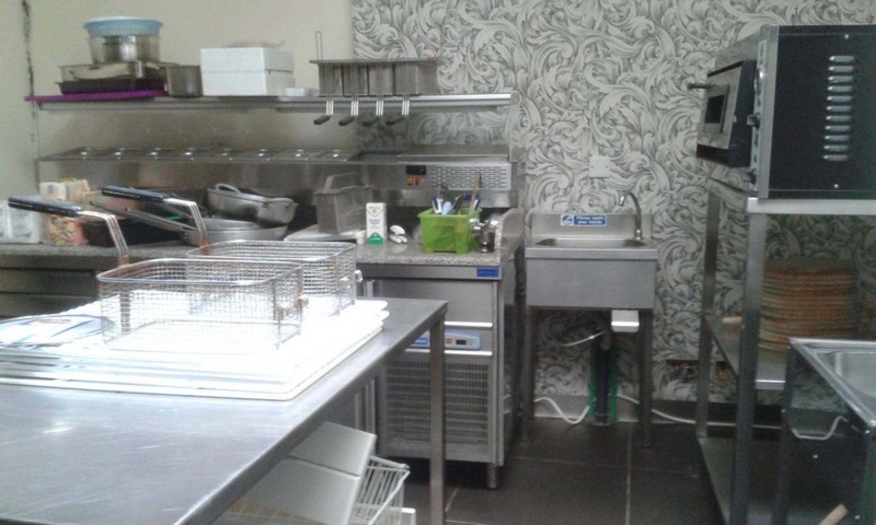 Fully equipped 150 square metre Cafetera Wine-Bar and Restaurant to let in Rabat with terrace