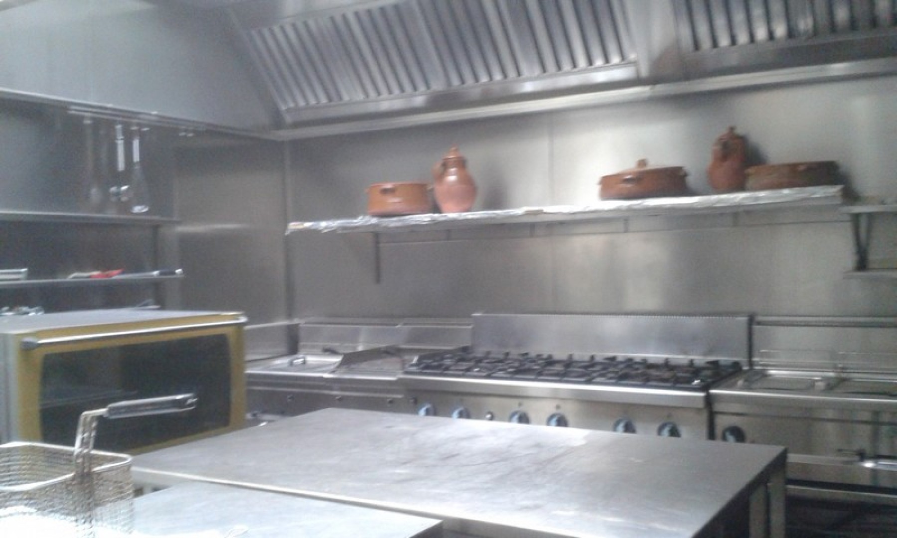 Fully equipped 150 square metre Cafetera Wine-Bar and Restaurant to let in Rabat with terrace