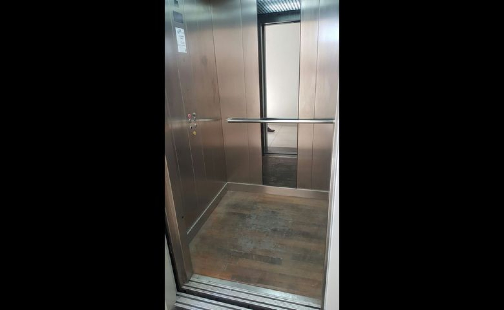 Office / Shop to let Malta: 600sqm showroom for rent in Zebbug