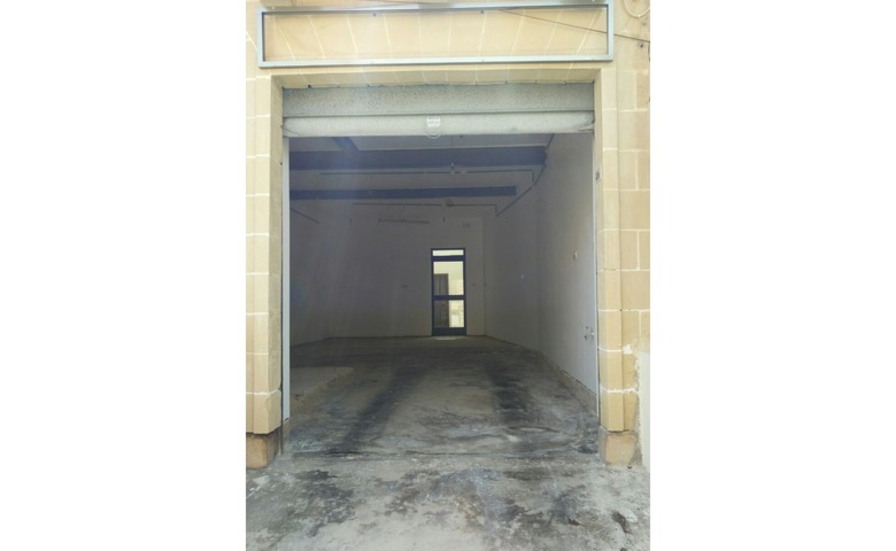 Shops to let in Malta: 50sqm property for rent in Zurrieq