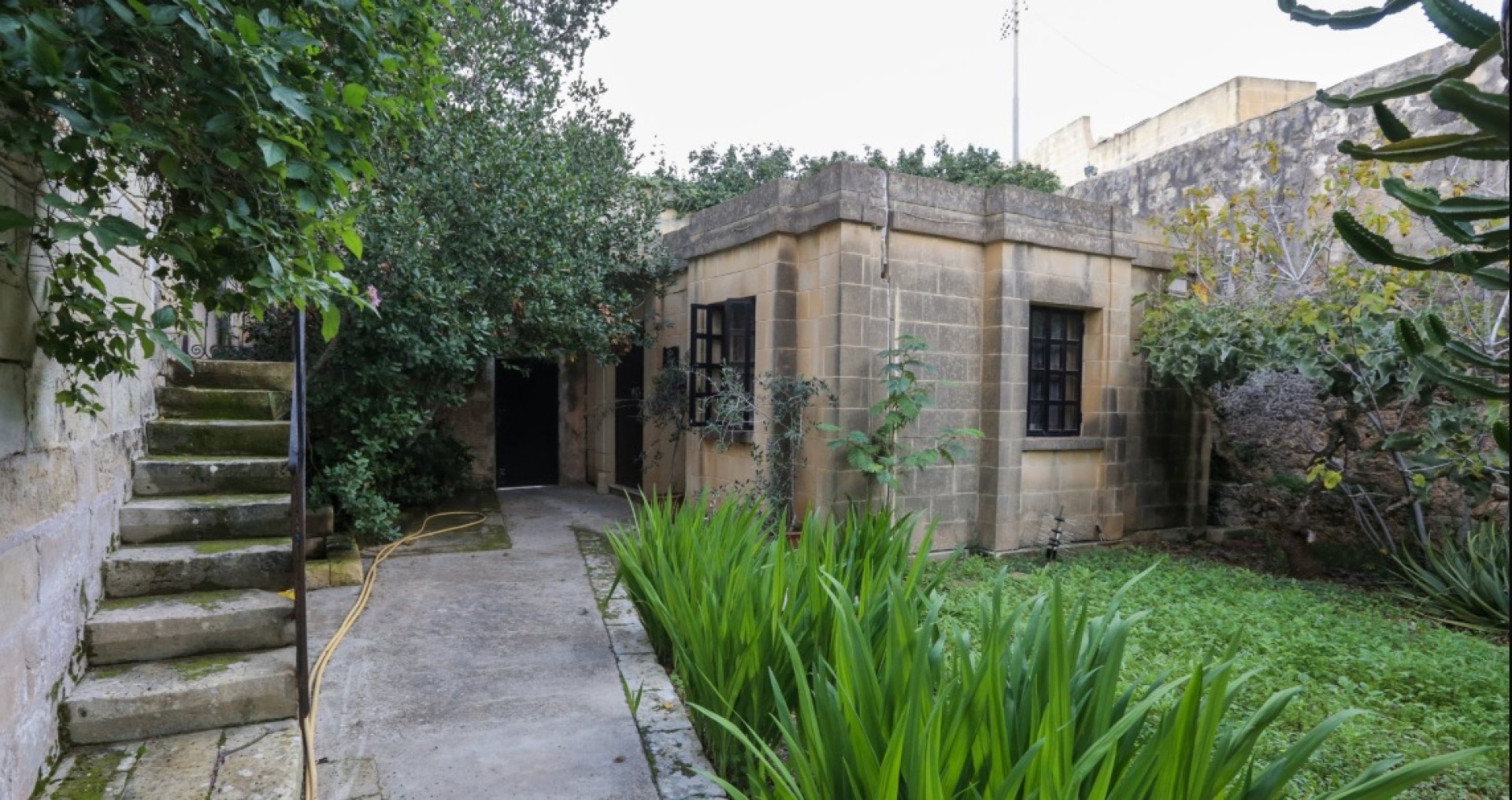 One of a kind Palazzo with Pool and vast Gardens for sale in Wardija