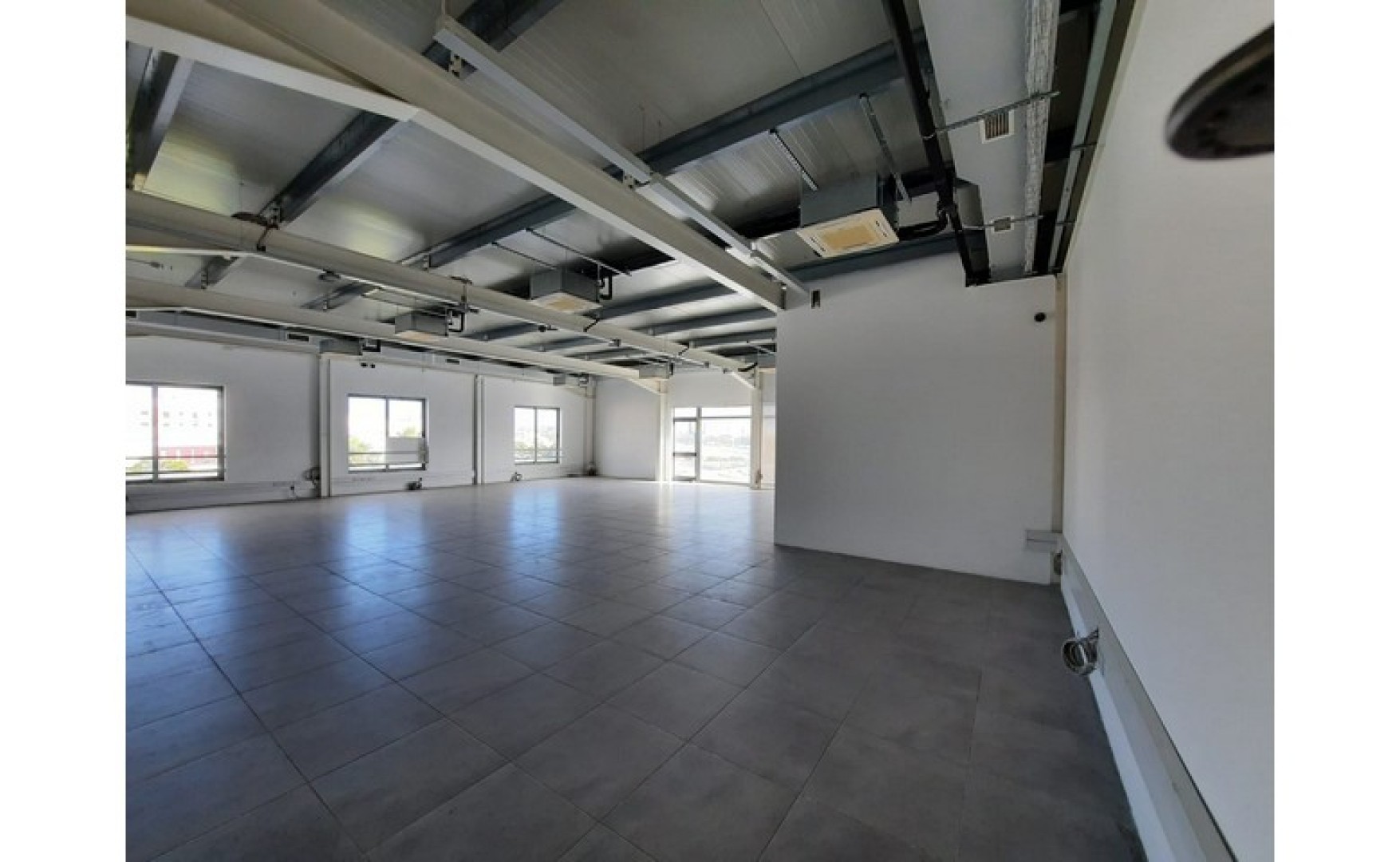 299sqm Office in Qormi For Rent