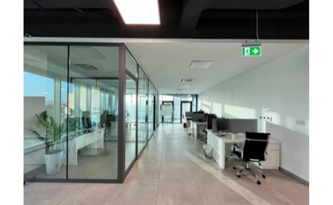 Modern Office that consists of 190sqm with parking for rent