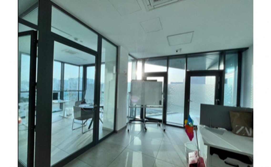 Modern Office that consists of 190sqm with parking for rent