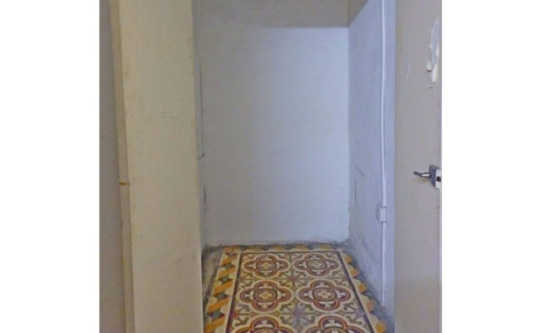 Shop to let in Malta: Bormla class 4B property for rent
