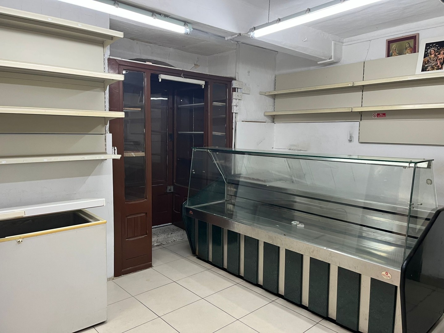 Shops for rent in Malta: Corner 40sqm commercial premises in Valletta