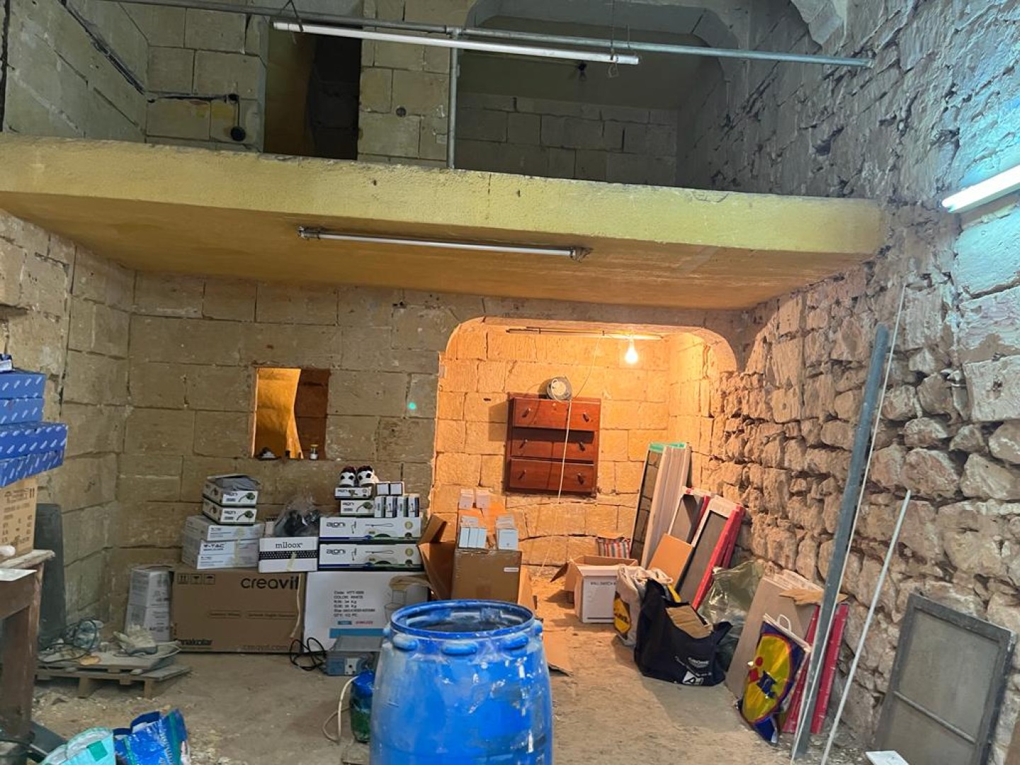 Shop to let in Malta: 40sqm commercial premises in Valletta