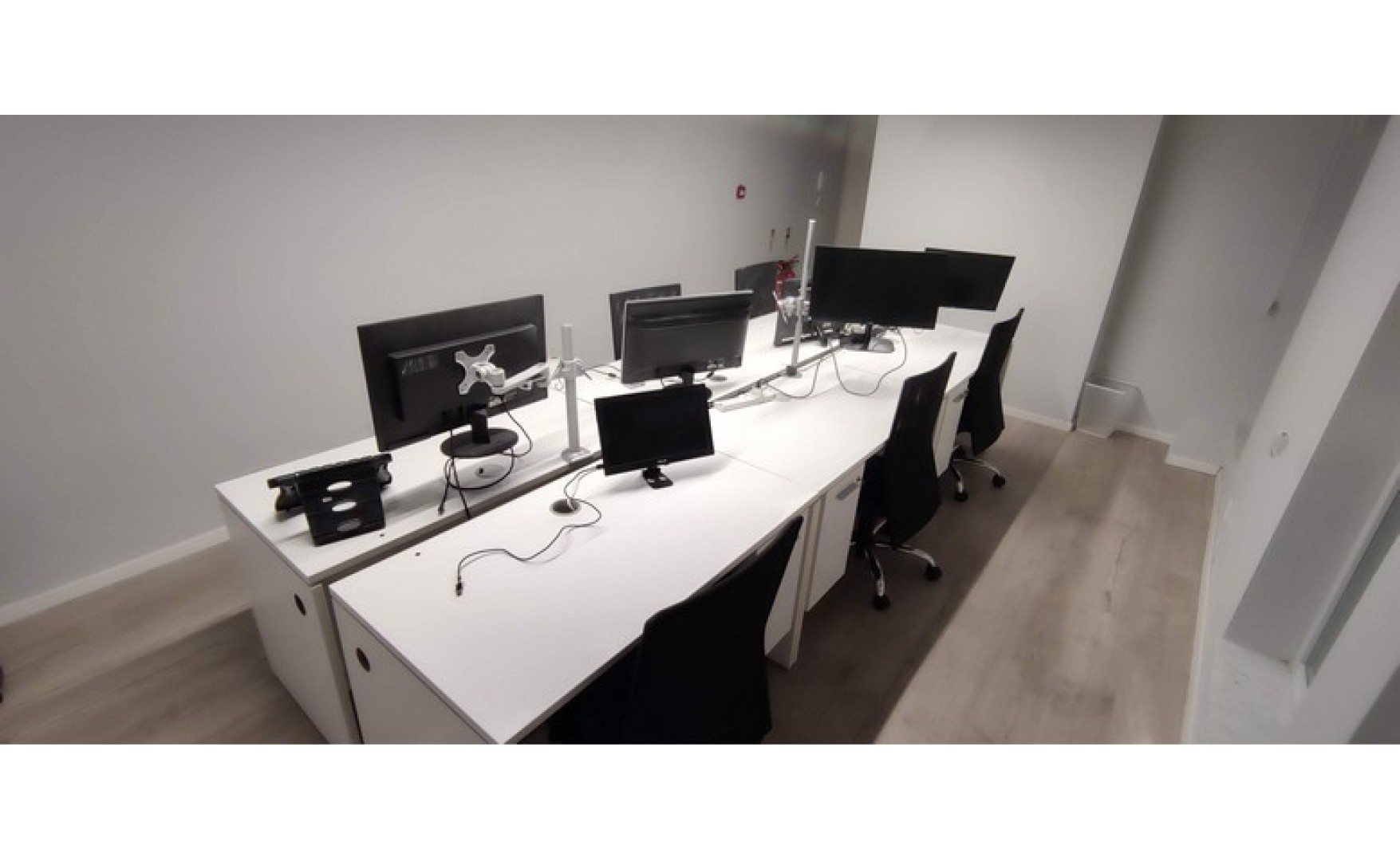 Office to let Malta: Qormi office desk for rent for 1 person