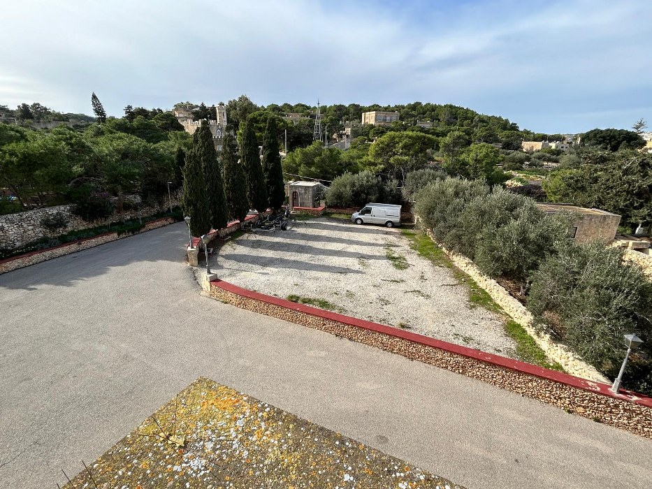 Exclusive Wardija Villa with Expansive Gardens