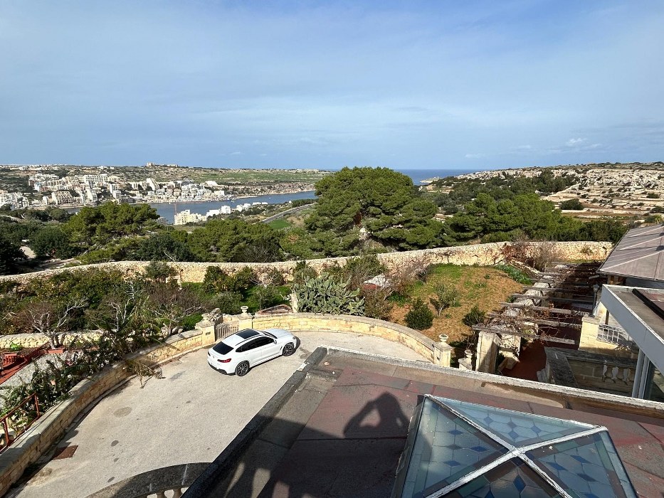 Exclusive Wardija Villa with Expansive Gardens