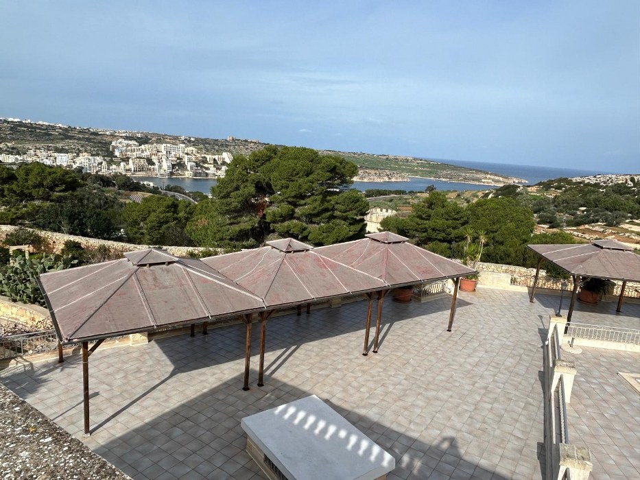 Exclusive Wardija Villa with Expansive Gardens