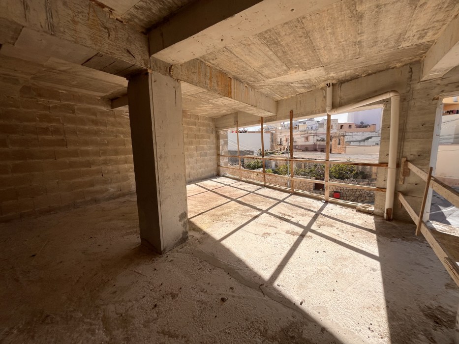 Shops for rent in Malta: 700 SQM large showroom on three floors