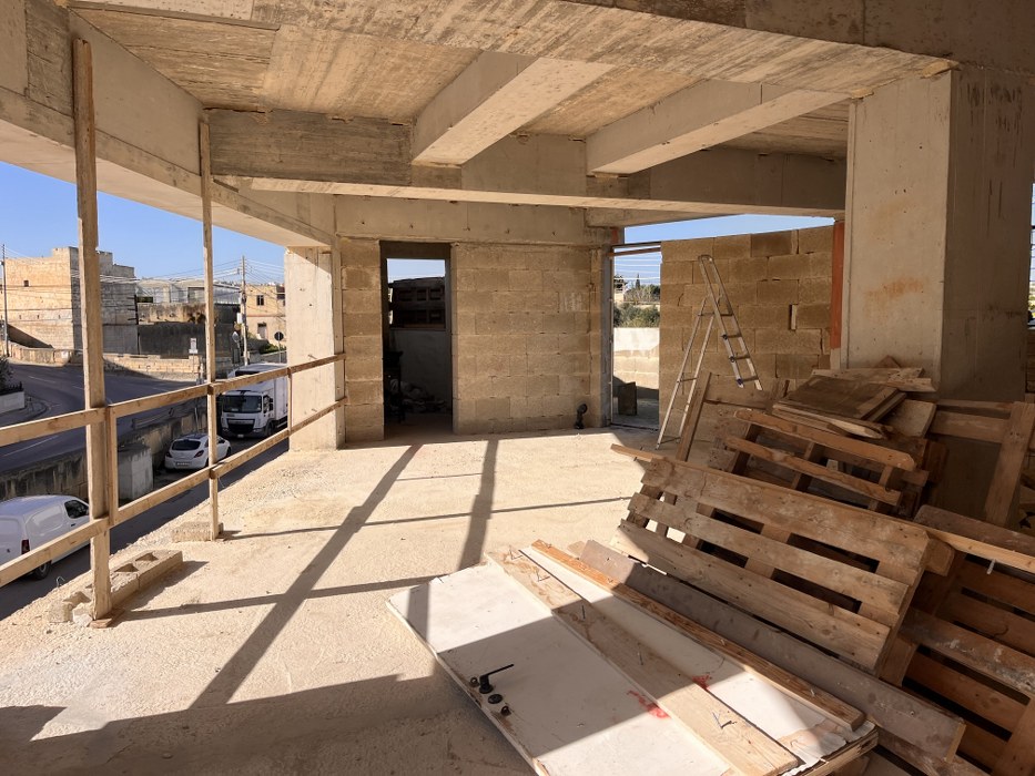 Shops for rent in Malta: 700 SQM large showroom on three floors