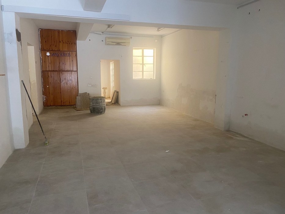 90sqm commercial shop in Fgura with 4B permits